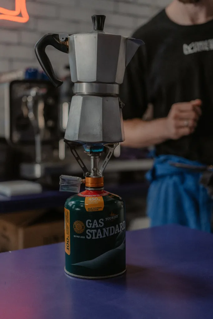 Гейзерная кофеварка в процессе приготовления